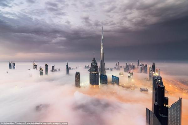 các tòa công ty chọc trời ở Dubai huyền ảo trong sương các tòa công ty chọc trời ở Dubai huyền ảo trong sương